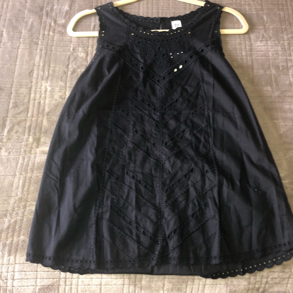 NWT Gap (L) Tunic/Tank Black embroidered , eyelet seam at sleeve and hem